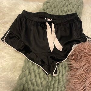 Sexy Victoria’s Secret sleep shorts ~ size M ~ Black / Pink 🖤
